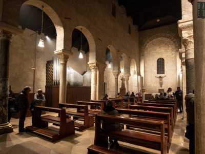 Non resta ora che entrare. Varchiamo l'accesso, ritrovandoci in un ambiente a tre navate, divise da due file di otto colonne per lato